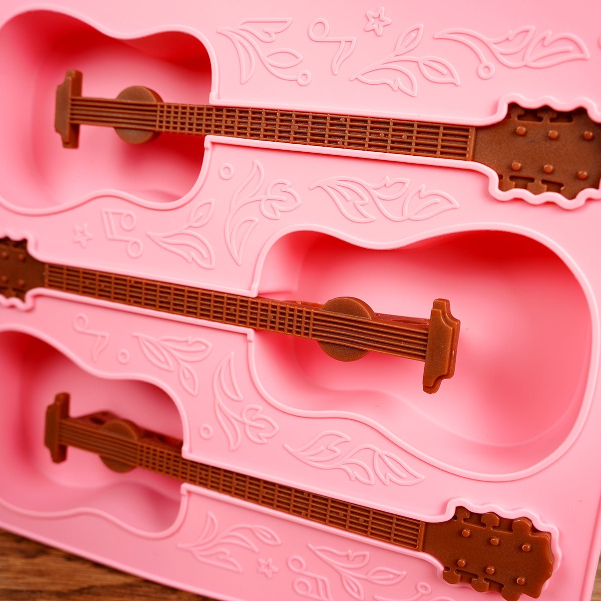 DOLLY PARTON ICE MOLD WITH GUITAR STIRRERS - Christmas Place